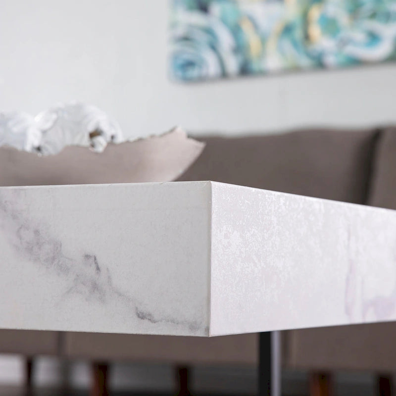 Table basse moderne Kiernan de SEI Furniture, imitation marbre