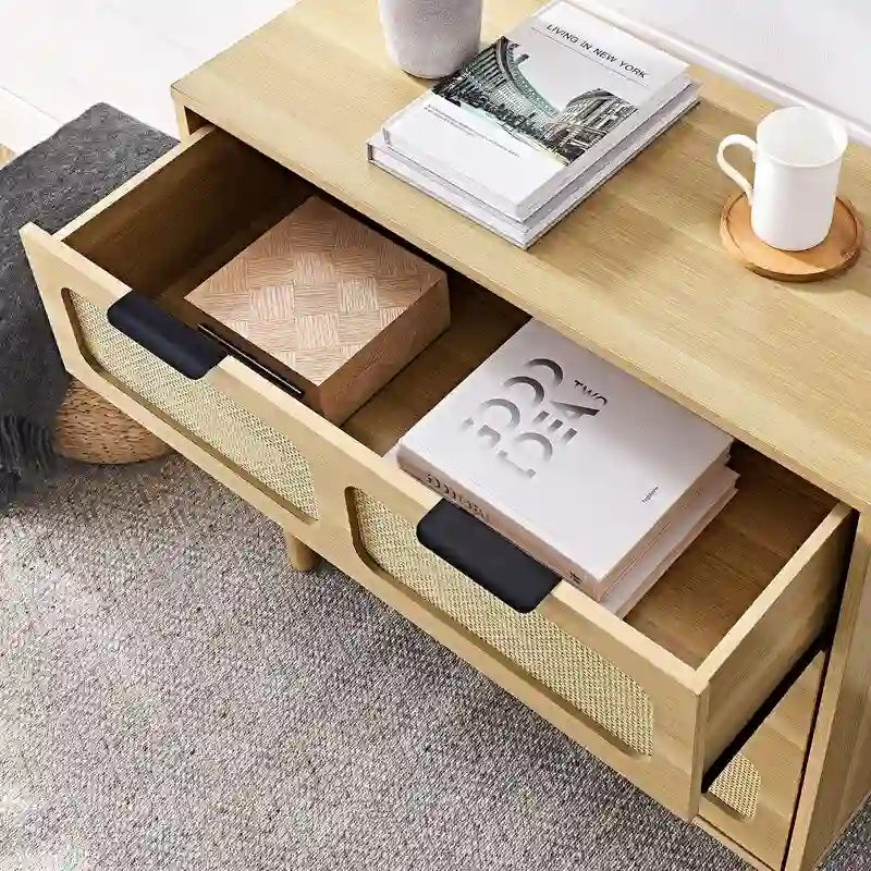 Commode Grondin style bohème moderne du milieu du siècle, 3 tiroirs en rotin, structure en MDF et pieds en bois massif.