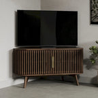Meuble TV d'angle en bois Sierra de Studio London, avec des accents Mid-Century