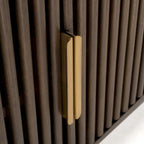 Meuble TV d'angle en bois Sierra de Studio London, avec des accents Mid-Century