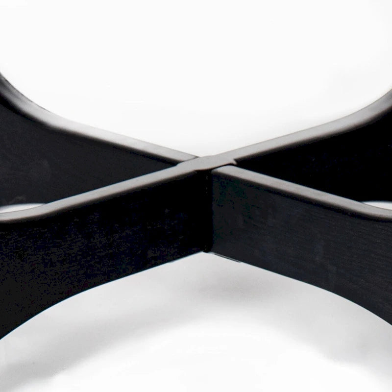 Table basse ronde en bois au style contemporain et élégant, avec des pieds croisés originaux.