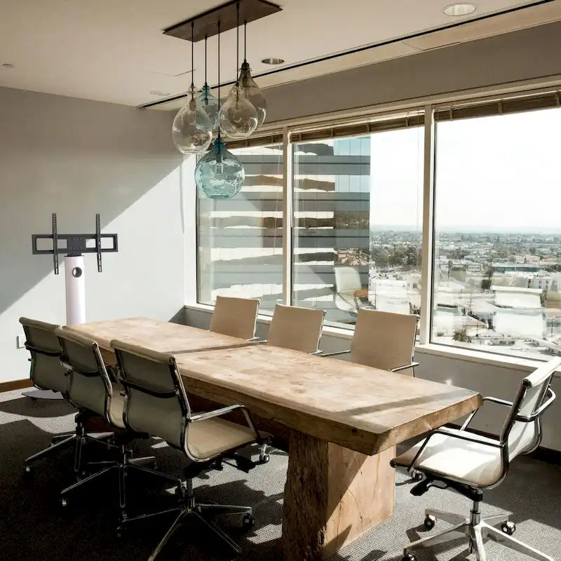 Support TV à roulettes ProMounts Premium avec pivot pour écrans de 32 à 72 pouces, supporte jusqu'à 40 kg (88 lb).